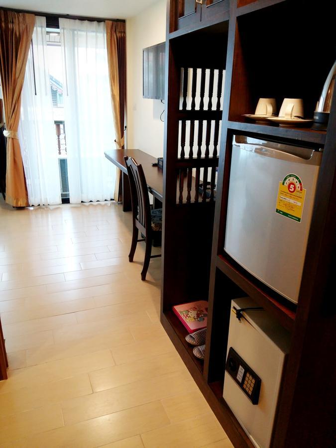 Dreibettzimmer mit Poolblick